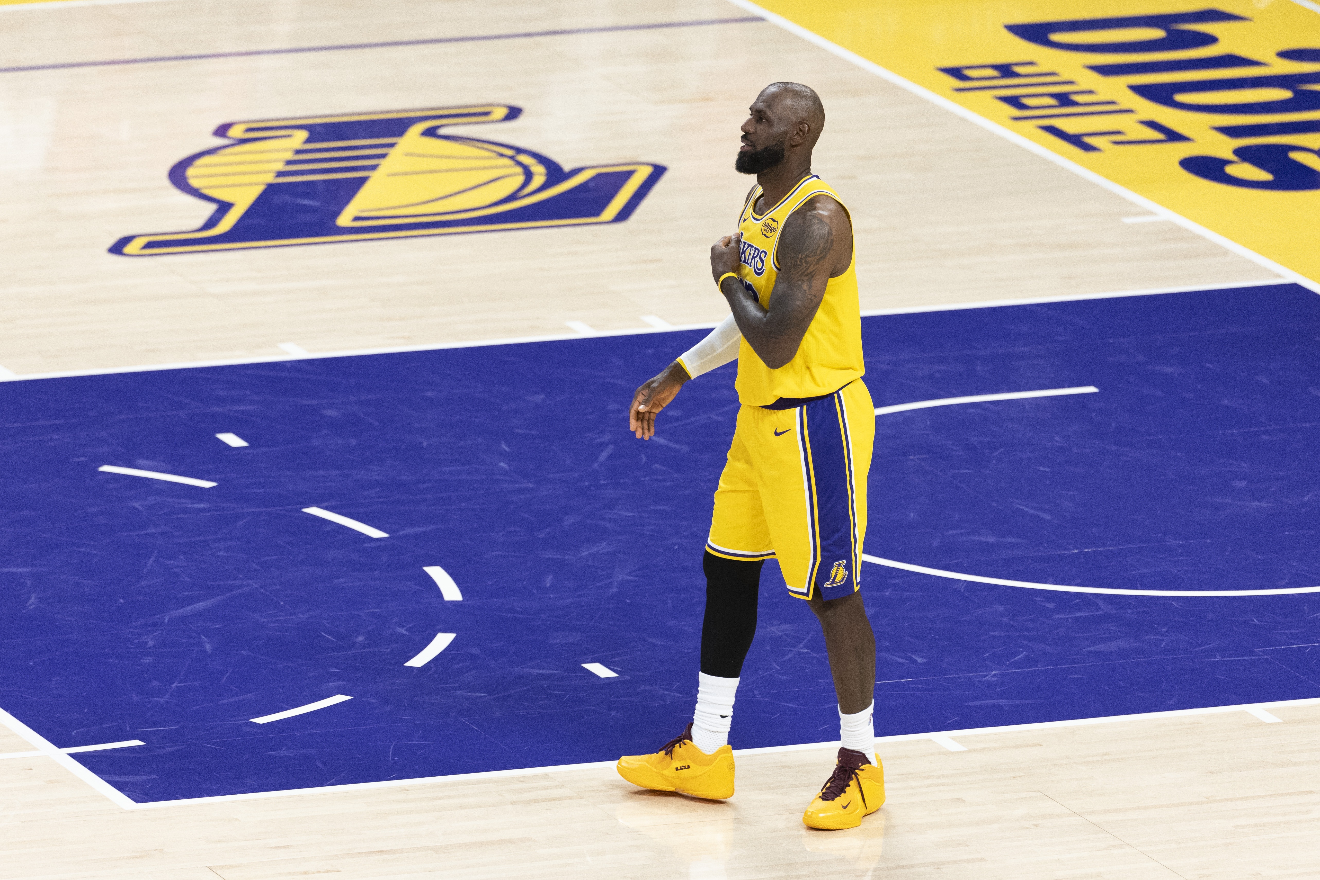 开云体育下载网址-Shams：詹姆斯本人&amp;联盟感觉他会再打一年 湖人表现影响他的未来